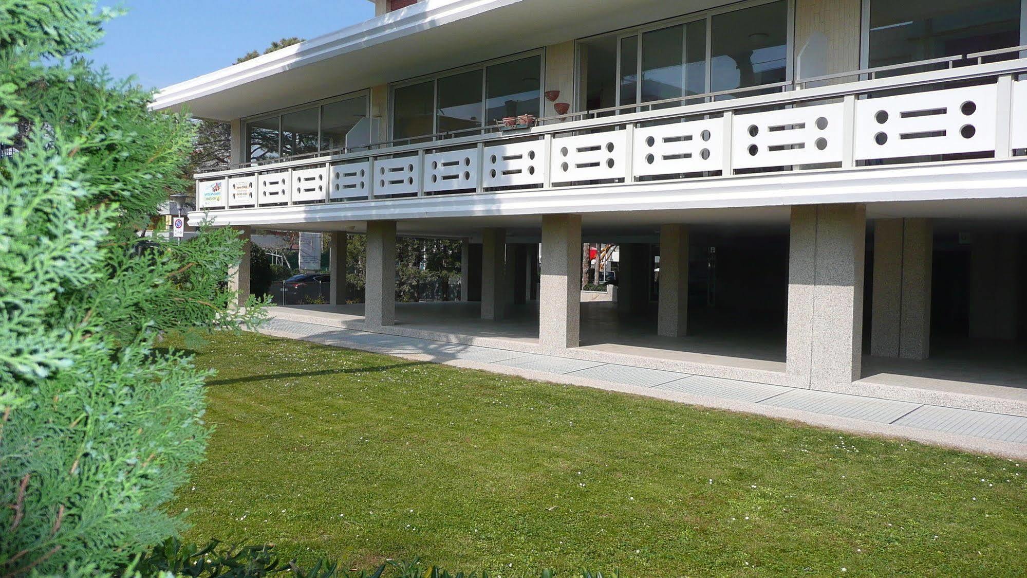 Residence Zenith Caorle Exteriör bild